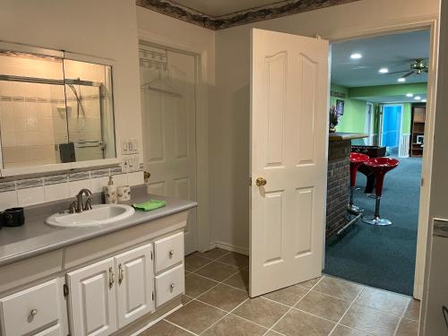 Dalatbnb VIP suite in Surrey, Canada