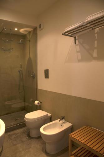 Large Double Room image 6