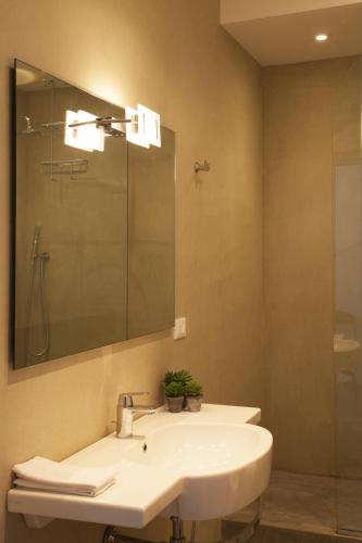 Large Double Room image 8