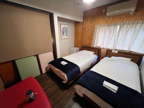 2 twin beds
