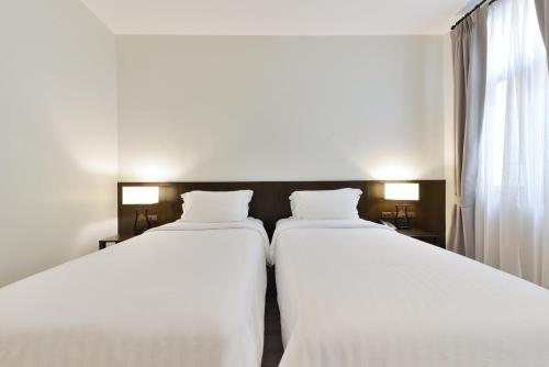 Deluxe Twin Room image 5