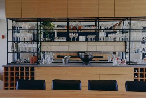 ผับ/เลาจน์, Stony Rise Lodge in โรบิ