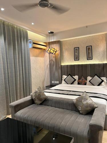 Deluxe King Suite image 6