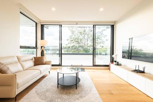 3BR w/ Free Parking - Walk to Chadstone!, Oakleigh