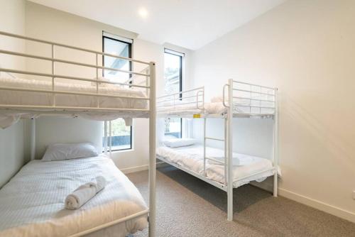 3BR w/ Free Parking - Walk to Chadstone!