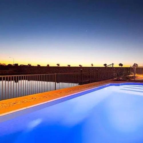 B&B Exmouth - Gecko - On the Marina with Pool & Private Jetty - Bed and Breakfast Exmouth