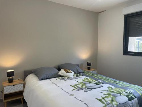 Gite avec piscine chauffee, jardin prive et climatisation in Agonges