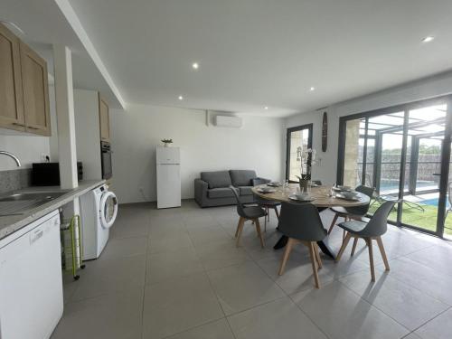 Gite avec piscine chauffee, jardin prive et climatisation in Agonges