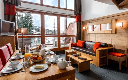 Lagrange Vacances Le Roc Belle Face Stop at Lagrange Prestige Le Roc Belle Face to discover the wonders of Bourg-Saint-Maurice. The hotel has everything you need for a comfortable stay. Facilities like luggage storage, family room, laun