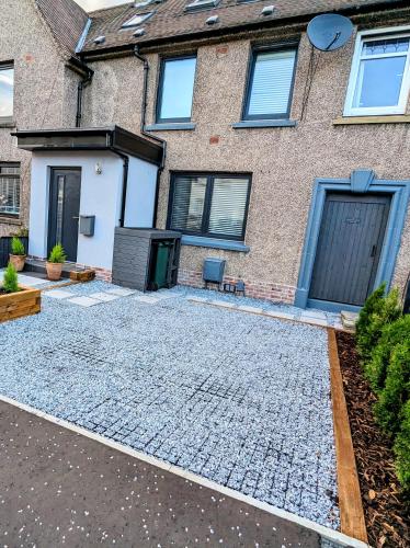 Cosy guest room in a family home with private bathroom and free parking in Corstorphine
