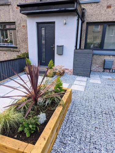 Cosy guest room in a family home with private bathroom and free parking in Corstorphine