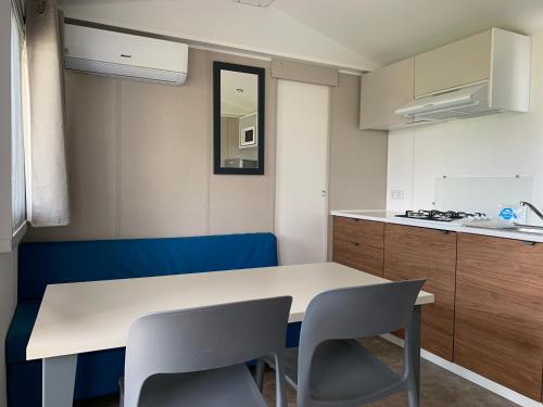 Mobile Home (6 Adults) image 3
