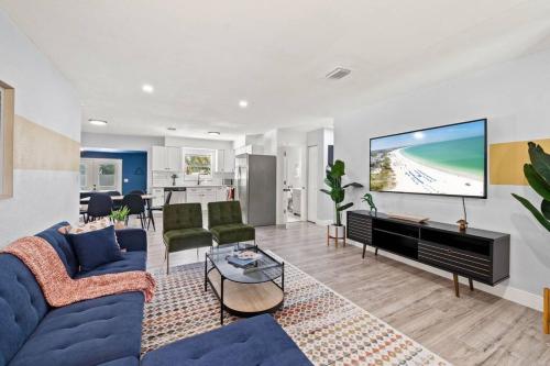 5 minutes to FL State Fairgrounds; Spacious home