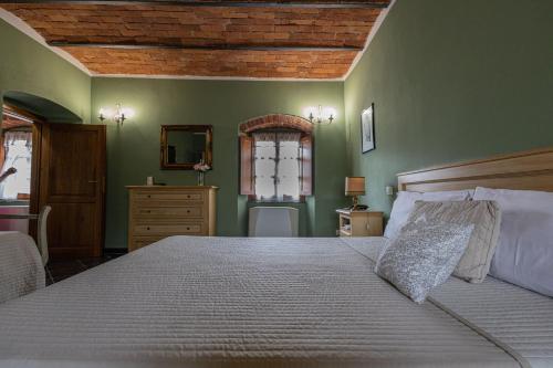 1 queen bed, 1 sofa bed