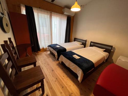 2 twin beds