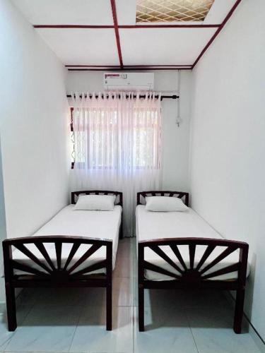 Twin Room image 2
