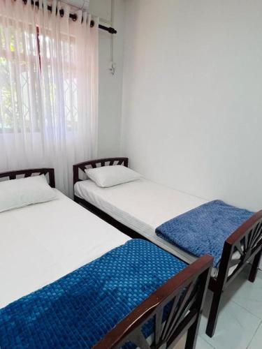 Twin Room image 4