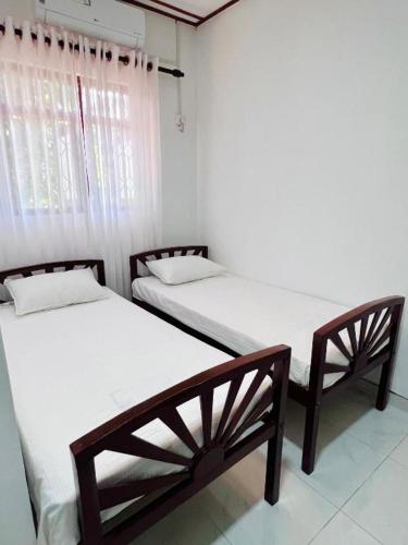 Twin Room image 3