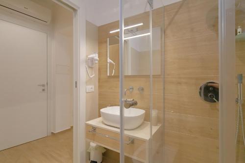 Standard Quadruple Room image 7
