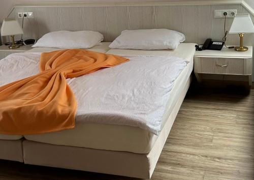 3 twin beds