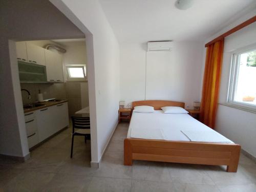 Accommodation Drasko-private rooms with shared kitchen - image 3