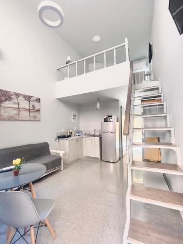 Florida Hotel - image 13