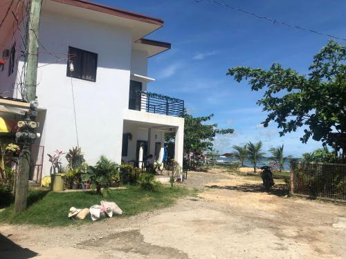 Seabreeze Beach House Fronting the sea and near to Danao Port