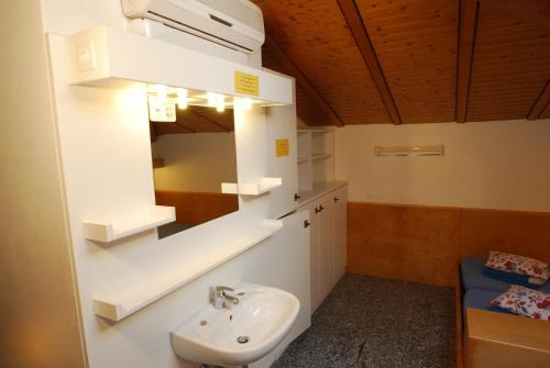 Hotel&Hostel Montarina Room Type - Private Dormitory Room with Shared Bathroom (5 Adults)
