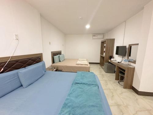 room detail thumbnail 2