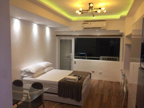 Cozy 35sqm w balcony WiFi near Robinsons Mall