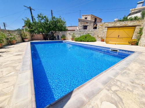 Peldbaseins, Skarinou's Landhouse Poolside Heaven Apartment in Skarinou