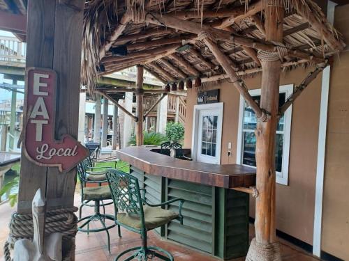 Waterfront Tiki Island, w/ boat slip & palapa bar