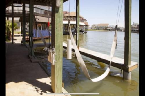 Waterfront Tiki Island, w/ boat slip & palapa bar