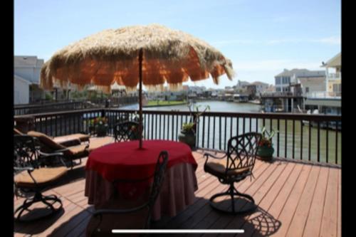 Waterfront Tiki Island, w/ boat slip & palapa bar in Village of Tiki Island, USA