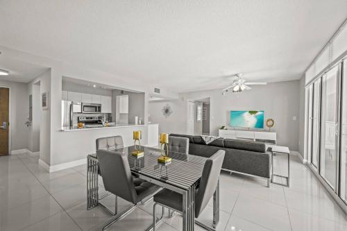 Modern 2 Bed W/ Amazing Bay View