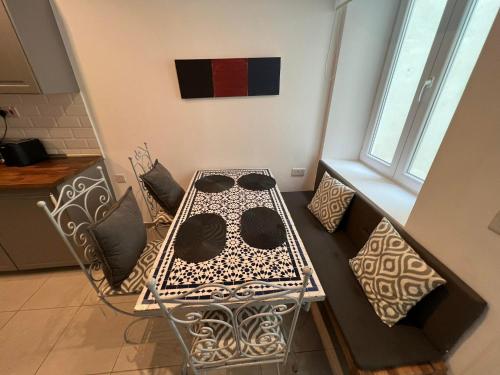 2BR 2BA with private patio your serene escape, Gibilterra (foto 6)