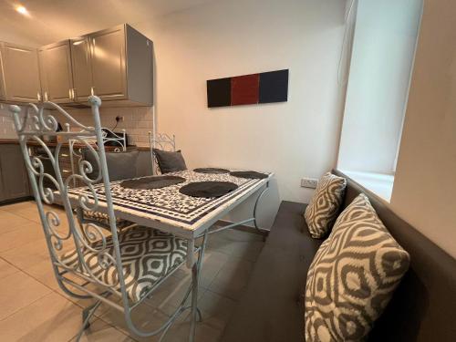 2BR 2BA with private patio your serene escape, Gibilterra (foto 7)