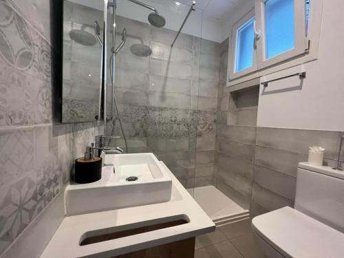 2BR 2BA with private patio your serene escape, Gibilterra (foto 8)