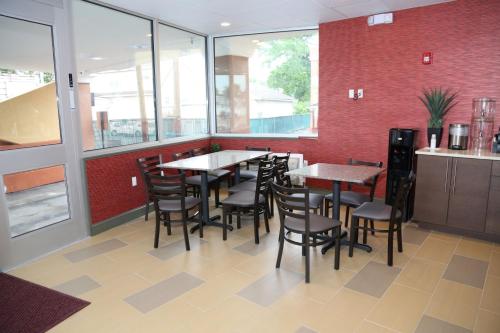 Pub/Lounge, Red Carpet Inn Elmwood Park in Elmwood Park