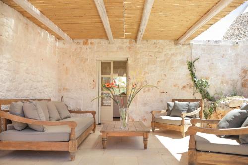 TD Trulli di Carole Renovated Trulli with Pool in ปาสกาโรซา