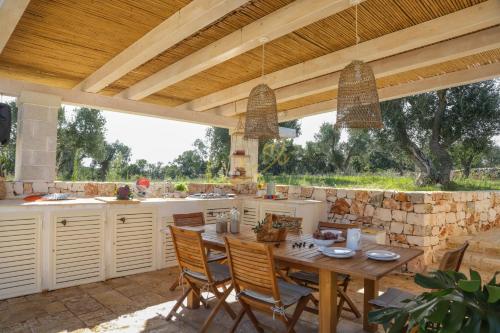 TD Trulli di Carole Renovated Trulli with Pool in ปาสกาโรซา