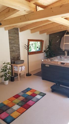 Pezsgőfürdő, Chalupa na Šumavě, od soboty do soboty (Chalupa na Sumave, od soboty do soboty) in Nová Ves