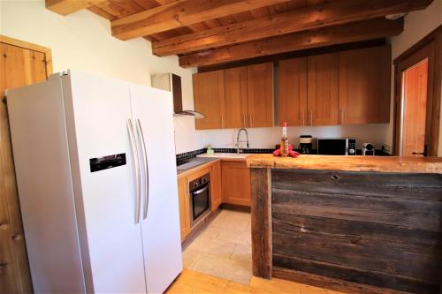 Chalet with Ski Slope Views, Jacuzzi & Cinema Room, Vars (photo 8)
