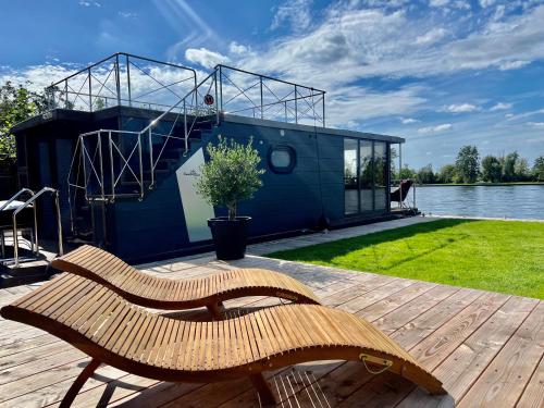  NEW - Little Asia - Stunning Boathouse on a lake Near Amsterdam with Sauna, Unterkunft in Vinkeveen