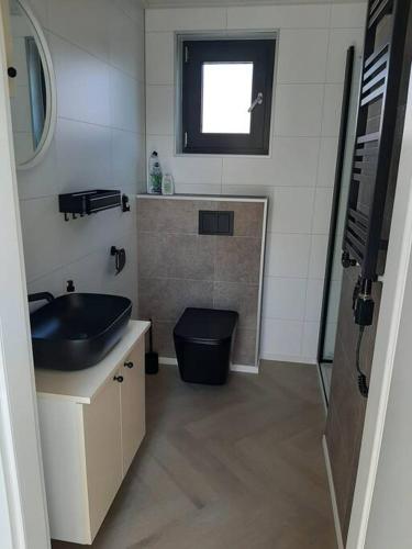 Bathroom, Luxe chalet (minicamping Waarde) in Kruiningen