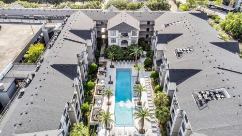 The Sunshine Oasis near Rice Village in Houston! in Houston, USA
