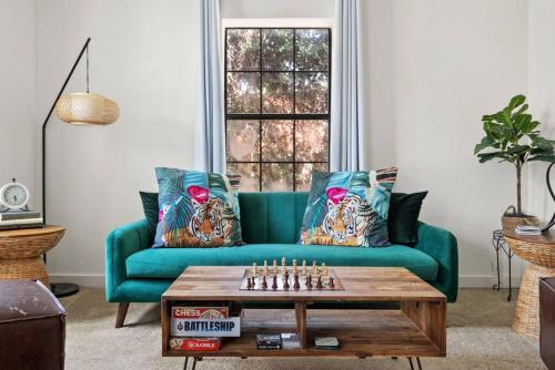 Bachelorette/Bachelor Getaway! 6BR House w/ Pool in Austin, USA