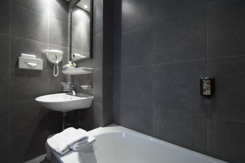 Fürdőszoba, Hotel Mon-Repos near Musée des Suisses Dans Le Monde