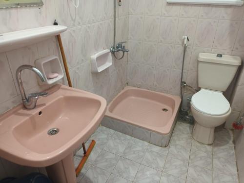 للإيجار في مطروح شاليه داخل قرية سياحية شاليه شايف البحر امتداد شاطئ الابيض البحر متاح لكن حمام ال in Marsa Matruh