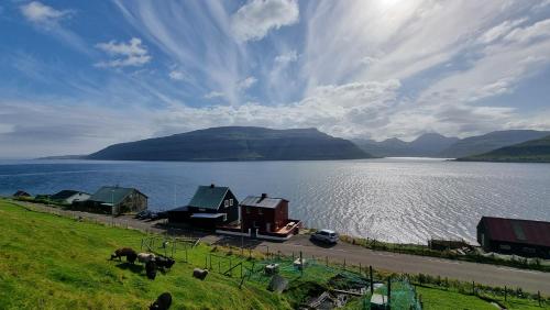 The Cozy red house with Amazing sea view in Hósvík